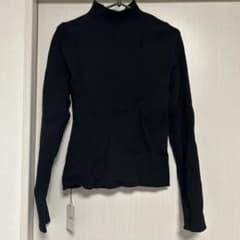 黒いタートルネックセーターのサムネイル
