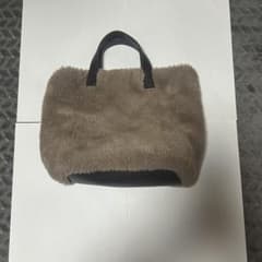 ファー素材のベージュトートバッグのサムネイル