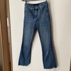 UNIQLO フリンジ裾 フレアデニムパンツ ハイウエスト ブラックのサムネイル