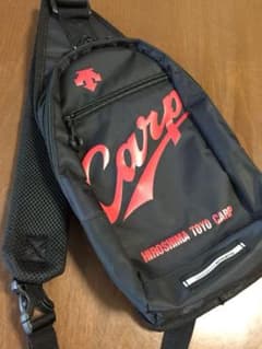 広島 カープ ボディバッグ デサントのサムネイル
