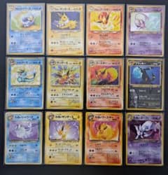 2000年代初頭の「ネオ」時代の「イーブイ進化系」ポケモンカード。 2000年代初頭の「ネオ」時代の「イーブイ進化系」ポケモンカード