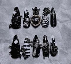 ✧*。ネイルチップ✧*。ジェル ハンドメイド ゴシック 地雷系 量産型 黒 白のサムネイル