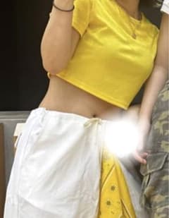 Tシャツ　黄色　イエロー　夏服　秋服　レディース　女子学生のサムネイル