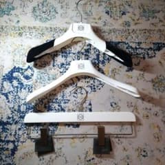 LOEWE ロエベ ハンガー 3本セット 滑り止め付き、木製ボトムス用ほか