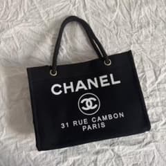 CHANELノベルティ♡グラフィティトートバック CHANEL ノベルティ ホワイトトートバッグ - メルカリ