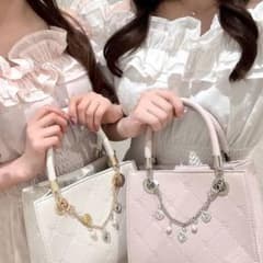 新品未使用 タグ付き evelyn ロゴチャームバッグ ピンク - メルカリ