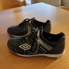 UMBRO ACCERATOR フットサルシューズ ブラック 21.5cmのサムネイル