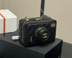 Chanel キルティングカメラポーチ ブラック - メルカリ