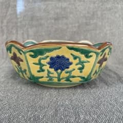 【加藤雲泉】 黄南京 草花彫 輪花 六角向付 京焼・清水焼の希少作品です。 加藤雲泉】 黄南京 草花彫 輪花 六角向付 京焼・清水焼の希少作品です