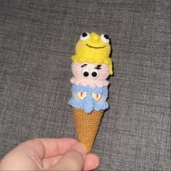 カエル帽子のアイスクリーム屋さん♡編みぐるみキーホルダーのサムネイル