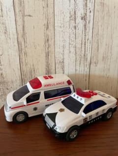 音鳴るパトカー&救急車セットのサムネイル