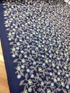 桐生　ネイビー地 花柄刺繍レース生地　1.5mカットのサムネイル