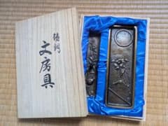 鋳銅　月芳作のペン皿と文鎮のセット　桐箱入 鋳銅 月芳作のペン皿と文鎮のセット 桐箱入 - メルカリ