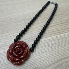 薔薇モチーフ ネックレス 赤黒のサムネイル