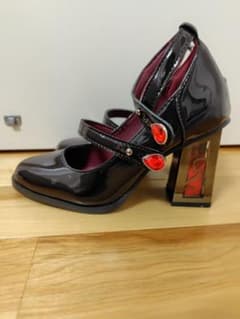 黒と赤のパンプスのサムネイル