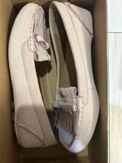 新品UGG フリンジ付きバレエシューズ ピンク 22cmのサムネイル