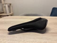 フィジーク　サドル　ヴァーサス エボ アンタレス R1 アダプティブ 149mm Amazon | Fizik Antares Versus Evo R1 アダプティブサドル - カーボン