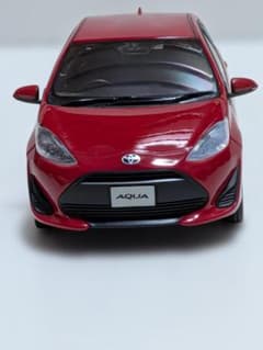 カラーサンプル　TOYOTA AQUA ミニカー レッド　1/30のサムネイル