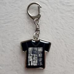 UVERworld Tシャツ型キーホルダー（THE ONEツアーT） - メルカリ