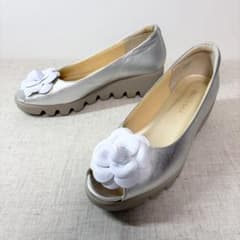 ヒルズアベニュー カメリア モチーフ ウェッジソール パンプス