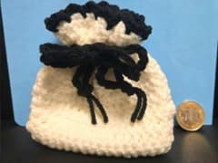 ハンドメイド ニット巾着袋 ホワイト×ブラックのサムネイル