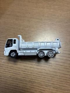 トミカ いすゞ ギガ ダンプカー 白 はたらく車 ミニカーのサムネイル