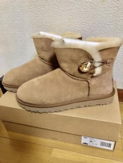 ugg ムートンブーツミニベイリーボタン　ベージュ　25cm 新品未使用のサムネイル