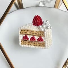 苺ショートケーキ ビーズ刺繍ブローチのサムネイル