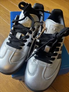 COCO様専用　adidas スニーカー シルバー samba 22センチ　新品のサムネイル