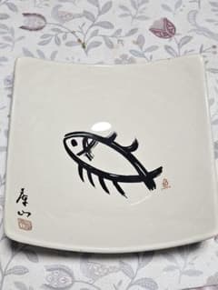 魚の絵柄の白い陶器の皿のサムネイル