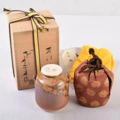 茶道具　萩焼　守繁栄徹作　耳付茶入　名物鷄頭金襴仕覆付　共布共箱　V　8498 茶道具 萩焼 守繁栄徹作 耳付茶入 名物鷄頭金襴仕覆付 共布共箱