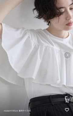 フリル付きホワイトTシャツ Mサイズのサムネイル