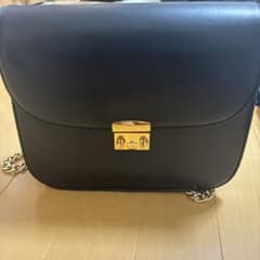 黒の合成皮革バッグ ゴールド金具付きのサムネイル