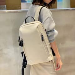 美品✨ダイアナ 撥水シリコンレザー機能 リュックのサムネイル
