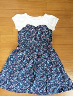 130センチ　女の子　花柄ワンピースのサムネイル