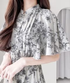 mily bilet 花柄フレア袖ワンピースのサムネイル