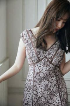 限定セール‼️herlipto Lace Trimmed Floral Dressのサムネイル