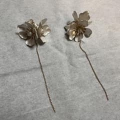 結婚式 ピアス 花 ゴールドのサムネイル