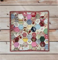手縫い　ハンドメイド　パッチワーク　タペストリーのサムネイル