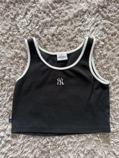 【値下げ可】MLB NY ヤンキース ロゴ刺繍 クロップドタンクトップ ブラックのサムネイル