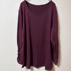 Burgundy long-sleeved top, lightweight knit, stylish and simple, perfect for spring, autumn, and winter.