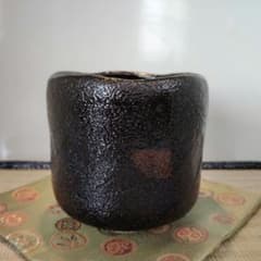 黒楽 瑞雲 黒楽煌入字瑞雲 黒楽筒茶碗 黒釉 常楽造 共箱 - メルカリ