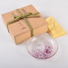 ガラス工芸 荒木良忠作 玻璃彫刻 金赤楓はがさね文皿 共布共箱 C 9197