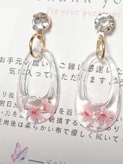 桜色 ピンク フラワーピアス レジン ハンドメイド 透明 ストーン付き