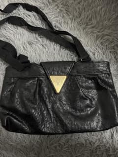 黒い合成皮革ショルダーバッグのサムネイル