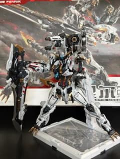 無限新星 INERA+ フェンリル 1/72 プラモデル完成品のサムネイル
