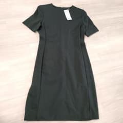 新品タグ付き　UNIQLO ポンチワンピース 半袖 ダークグリーン Sサイズのサムネイル