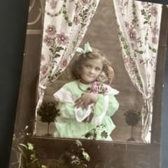 フランス アンティーク ポストカード 手彩色 窓辺の少女と人形 1900