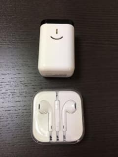 iPhone 純正イヤホンと電池式モバイルバッテリーのサムネイル