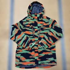 VOLCOM 迷彩柄アウター　スノボ　スノーボード　カモフラ 緑オレンジ VOLCOM 迷彩柄アウター スノボ スノーボード カモフラ 緑オレンジ